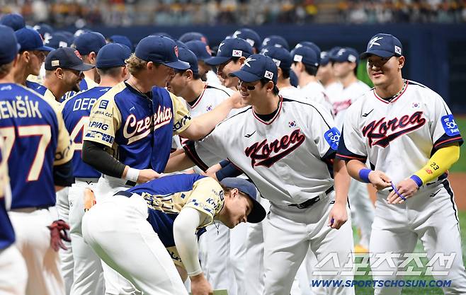 2025 K-BASEBALL SERIES 대한민국과 체코의 평가전이 8일 고척스카이돔에서 열렸다. 양 팀 선수들이 선물을 주고받고 있다. 고척=박재만 기자 pjm@sportschosun.com/2025.11.08/