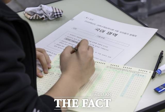 2026학년도 대학수학능력시험은 오는 13일 시행된다. 사진은 서울의 한 고등학교 학생이 2026학년도 6월 모의평가를 치르는 모습. /더팩트 DB