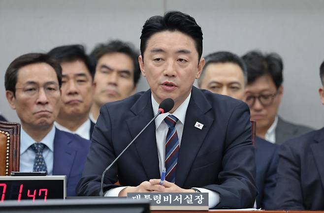 강훈식 대통령비서실장이 6일 서울 여의도 국회에서 열린 국회운영위원회의 대통령비서실 등에 대한 국정감사에서 의원 질의에 답하고 있다./남강호 기자