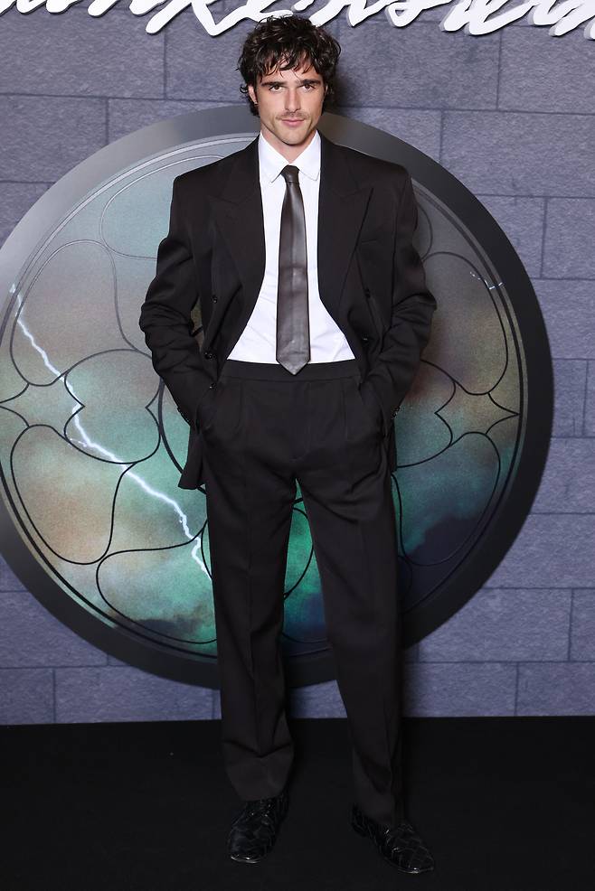 파리 프리미어에서 입은 커스텀 그레인 드 푸드레 수트, 타이, 화이트 코튼 트윌 셔츠, 로마 레이스업 슈즈. 보테가 베네타.