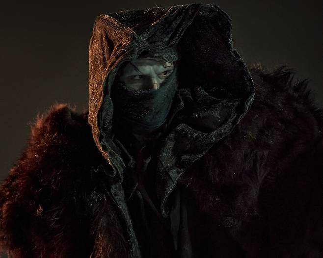 11월 7일 넷플릭스에서 공개된 기예르모 델 토로 감독의 ‘프랑켄슈타인’. 제이콥 엘로디는 인간성을 배우고자 하는 순수한 존재로서, 복잡하고 섬세한 감정으로 괴물을 연기해 호평 받고 있다. 영화 '프랑케슈타인' 스틸컷.