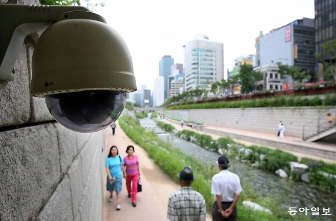 2006년 7월 6일 국가인권위원회는 청계천에 설치된 폐쇄회로(CCTV)의 촬영여부와 설치장소, 운영시간등에 대한 안내문을 붙이도록 서울시시설관리공단에 권고했다. 삼일교 밑에 설치된 CCTV가 청계천에 나온 시민들을 촬영하고 있다. 동아일보 김재명 기자 촬영.