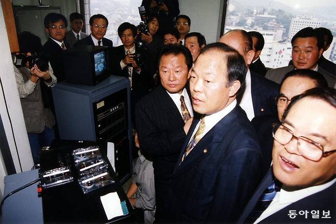 〈14대 국회〉 농수산위의 농업협동조합중앙회 감사 도중 감사장 벽에 부착된 폐쇄회로 카메라가 야당 의원들 쪽을 향하고 작동이 되자 이에 항의 민주당측의 김영진 의원이 정회를 요구한 후 농협 기계실을 들러 확인하고 있다. 1993년 10월 14일. 동아일보 홍석희 기자 촬영.