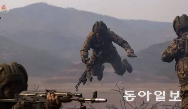 북한군 항공육전병 훈련 모습. 북한군 특수부대는 총알이 쏟아지는 전장에서 훌쩍 날아오르는 능력을 매우 중시하는 것으로 보인다. 이런 장면은 각종 특수부대 훈련 화보에 빠지지 않고 등장한다. 동아일보 DB