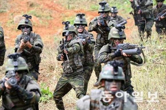 2017년 8월 북한군 특수부대가 진행한 백령도 점령 기습 훈련 장면. 수십 명이 총을 마구 난사하며 산에서 달려 내려오는 것은 북한의 주체식 각개전투 대형일 수도 있다. 동아일보 DB