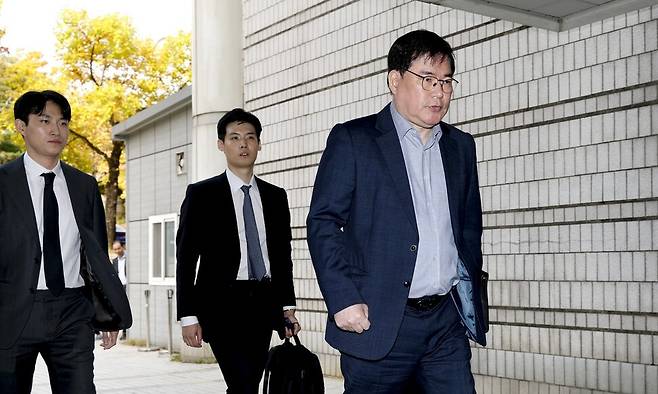 대장동 개발 비리 의혹으로 재판에 넘겨진 유동규 전 성남도시개발공사 기획본부장이 10월31일 서울 서초구 중앙지법에서 열린 1심 선고공판에 출석하고 있다. 연합뉴스