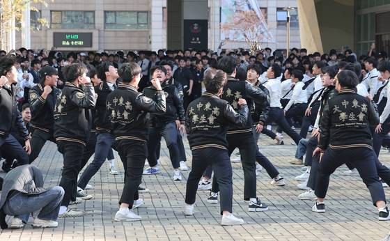 지난해 대학수학능력시험 전날 서울 강남구 중동고등학교에서 재학생들이 수험생 선배들의 수능 대박을 기원하며 응원을 하는 모습. 뉴스1