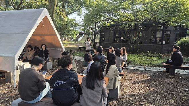 7일 한국기자협회 주최 '2025 사건기자세미나'에 참여한 기자 70여명이 ‘카페 아이갓에브리씽’ 제주도청점을 찾은 모습 /한국기자협회