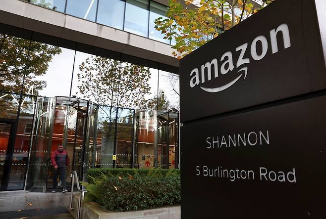 아마존 아일랜드 본사 사무실에서 한 직원이 지난달 28일 걸어 나오고 있다. 아마존은 이날 전 세계 본사 직원 최대 1만4000명을 감원하고 인공지능(AI)이 제공하는 기회를 활용할 계획이라고 밝혔다. 로이터연합뉴스