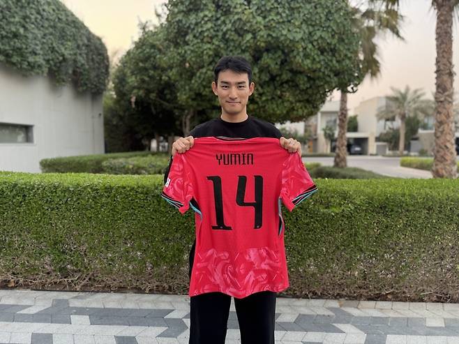 2026 북중미 월드컵 출전을 노리는 한국 축구대표팀 수비수 조유민이 자신의 유니폼을 들고 포즈를 취하고 있다. 임정우 기자