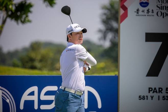 김비오가 8일 열린 아시안투어 마오타이 싱가포르 오픈 3라운드 7번홀에서 티샷한 공을 바라보고 있다. 아시안투어