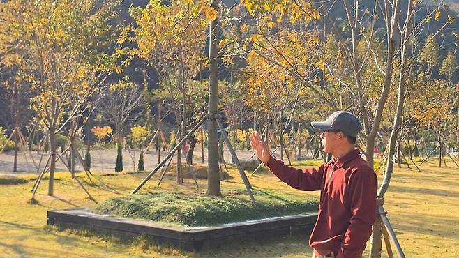 캠핑장에 대해 설명 중인 이제국 대표. /사진= 강예신 여행+ 기자