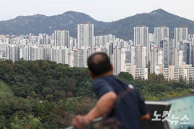 지난달 15일 서울 마포구 하늘공원에서 바라본 아파트 모습. 류영주 기자