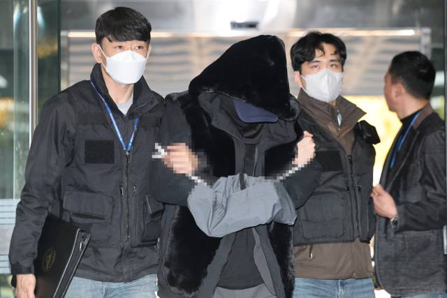 서울 도심에서 일본인 관광객 모녀를 들이받아 이들 중 어머니인 50대 여성을 숨지게 한 음주운전자 서모씨가 5일 서울 서초구 서울중앙지방법원에서 열린 구속 전 피의자 심문(영장실질심사)에 출석하고 있다. 연합뉴스