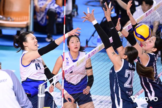 공격 시도하는 현대건설 양효진(왼쪽). 사진 제공=한국배구연맹