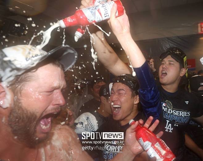 ▲ 야마모토 요시노부(가운데)가 오타니 쇼헤이(오른쪽)와 함께 클레이튼 커쇼에게 맥주를 뿌리고 있다.