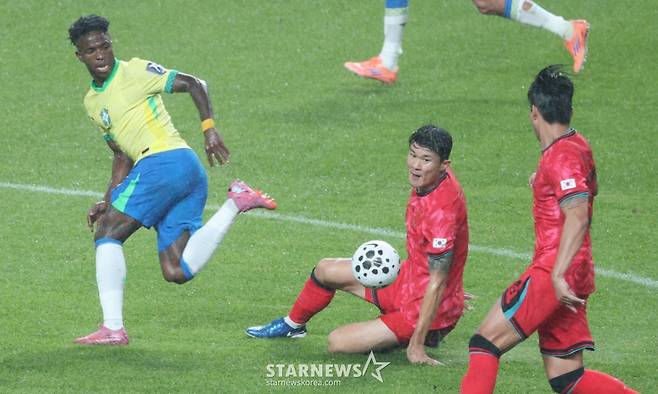 한국 축구 국가대표팀이 지난달 서울월드컵경기장에서 브라질 대표팀과 친선경기를 벌였다. 김민재가 브라질 비니시우스의 돌파를 태클로 저지하고 있다. /사진=김진경 대기자