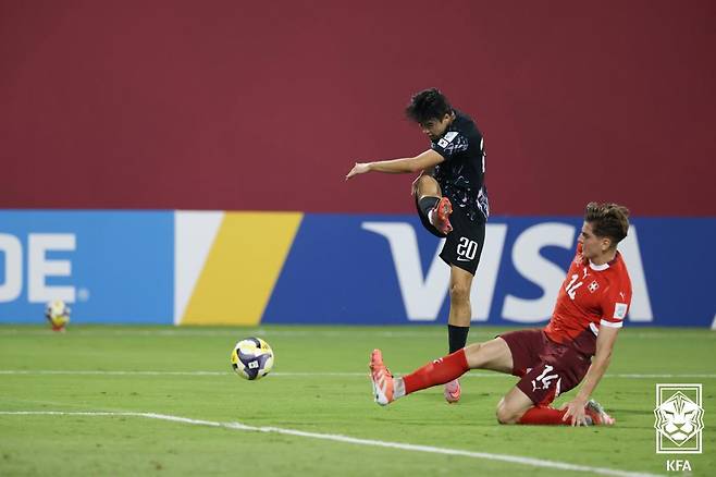 대한민국 17세 이하(U-17) 대표팀 남이안이 8일(한국시간) 카타르 도하의 어스파이어 존에서 열린 2025 국제축구연맹(FIFA) U-17 월드컵 조별리그 F조 2차전 스위스전에서 슈팅하고 있다. /사진=대한축구협회 제공