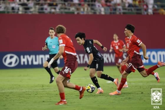 대한민국 17세 이하(U-17) 대표팀 김지성이 8일(한국시간) 카타르 도하의 어스파이어 존에서 열린 2025 국제축구연맹(FIFA) U-17 월드컵 조별리그 F조 2차전 스위스전에서 드리블 돌파를 하고 있다. /사진=대한축구협회 제공