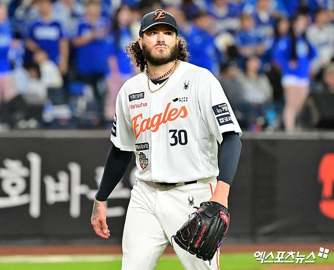 24일 오후 대전 한화생명 볼파크에서 열린 '2025 신한 SOL Bank KBO 포스트시즌' 삼성 라이온즈와 한화 이글스의 플레이오프 5차전 경기, 4회초 수비를 마친 한화 폰세가 더그아웃으로 향하고 있다. 엑스포츠뉴스DB