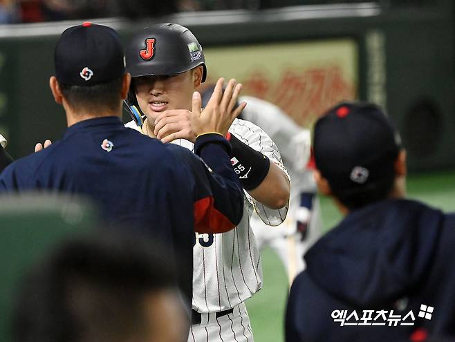 11일 오후 일본 도쿄돔에서 열린 2023 월드베이스볼클래식(WBC) B조 체코와 일본의 경기, 3회말 2사 1,2루 일본 무라카미가 요시다의 2타점 2루타떄 득점에 성공한 후 더그아웃에서 하이파이브를 하고 있다. 엑스포츠뉴스 DB