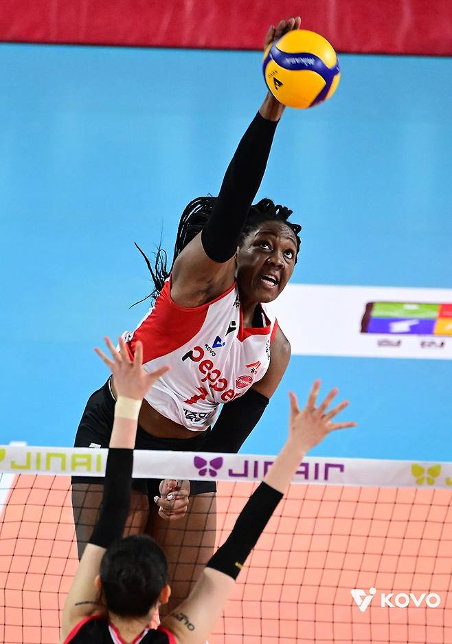AI페퍼스 외국인 주포 조이가 9일 열린 정관장과의 경기에서 강 스파이크를 때리고 있다. <KOVO 제공>