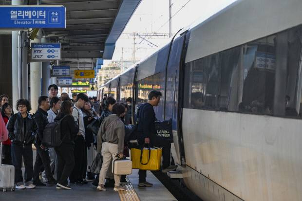 9일 광주시 광산구 광주송정역에서 승객들이 4시 59분 용산행 KTX 열차에 탑승하고 있다. /김진수 기자 jeans@kwangju.co.kr