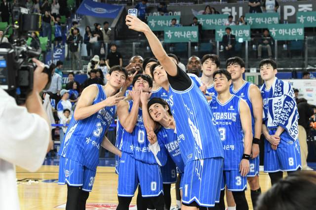 대구 한국가스공사 페가수스 선수들이 8일 서울 삼성 썬더스에 역전승을 거둔 뒤 기념 사진을 찍고 있다. KBL 제공