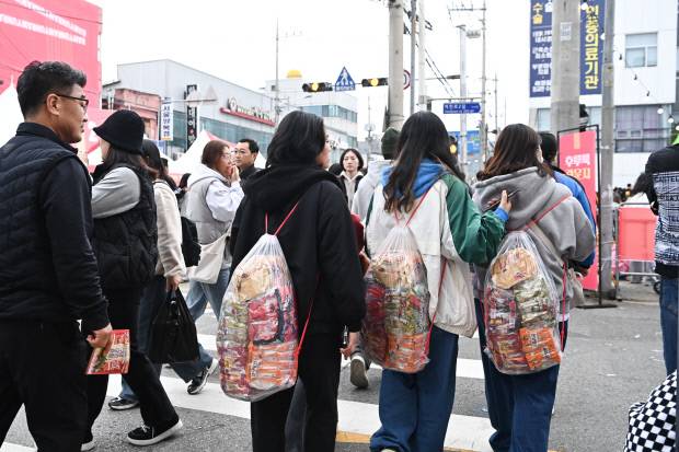 2025 구미라면축제에 관광객이 방문하고 있다. 사진=구미시 제공