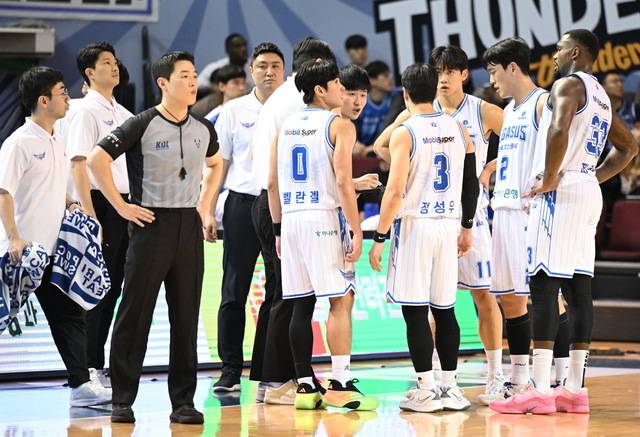 가스공사 강혁 감독이 선수들에게 작전 지시를 하고 있다. KBL제공