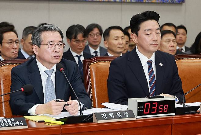 김용범 대통령실 정책실장이 지난 6일 서울 여의도 국회에서 열린 운영위원회의 대통령비서실 등 국정감사에서 의원 질의에 답변하고 있다. 뉴시스