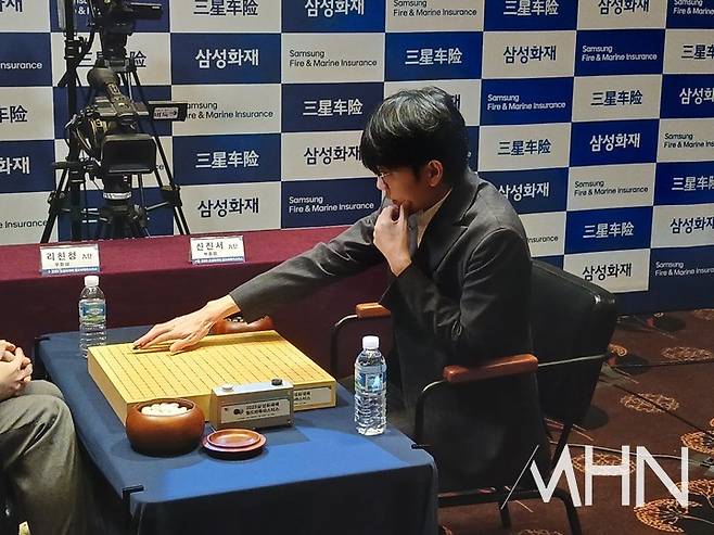 신진서 9단이 첫 수를 두고 있다.(사진 제주에서 MHN 엄민용 선임기자)