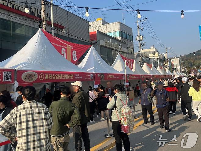 지난 7일 오후 경북 구미라면축제 이색라면 부스 앞에 사람들이 모여 주문을 고민하고 있다. 2025.11.7/ 뉴스1 박혜연 기자 ⓒ 뉴스1