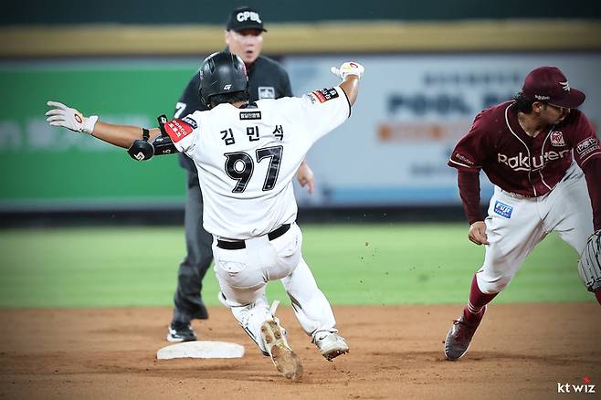 김민석이 2루 베이스를 앞에 두고 슬라이딩 하는 모습. 사진 | KT 위즈