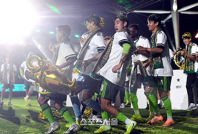 전북 현대의 이승우와 송범근, 송민규, 전진우(왼쪽부터)가 8일 전주월드컵경기장에서 열린 하나은행 K리그1 대전 하나 시티즌과 경기 후 진행된 우승 기념 행사에서 팬들 앞에서 춤을 추고 있다. 2025. 11. 8. 전주 | 박진업 기자 upandup@sportsseoul.com