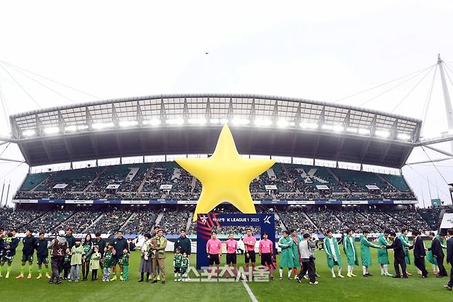 8일 전주월드컵경기장에서 열린 하나은행 K리그1 전북 현대와 대전 하나 시티즌의 경기에 앞서 양 팀 선수들이 대형 별모양이 띄워진 그라운드에서 한국프로축구연맹 권오갑 총재와 인사를 나누고 있다. 2025. 11. 8. 전주 | 박진업 기자 upandup@sportsseoul.com