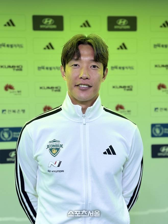 전북 현대 홍정호가 8일 전주월드컵경기장에서 우승 세리머니를 한 뒤 인터뷰에 응하고 있다. 전주 | 정다워 기자