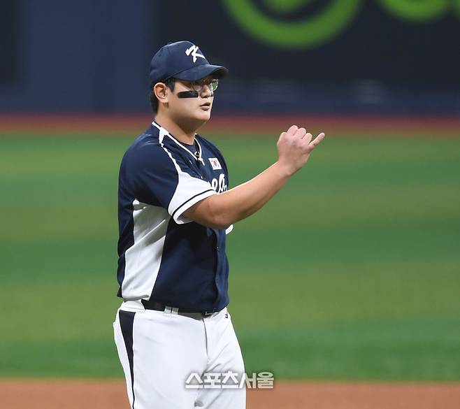 김서현이 9일 서울 고척 스카이돔에서 열린 ‘2025 K-베이스볼 시리즈’ 체코와 2차전 경기 5회초 상대 무지크를 내야땅볼로 처리한 후 1루수에 사인을 보내고 있다. 고척 | 최승섭기자 thunder@sportsseoul.com