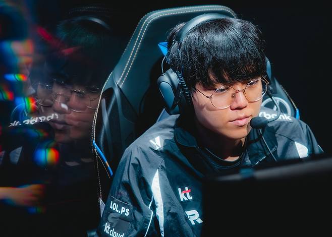 ‘커즈’ 문우찬이 9일(한국시간) 중국 청두 동안호 스포츠파크에서 열린 ‘2025 리그오브레전드 월드챔피언십(롤드컵)’ 결승을 준비하고 있다. 사진 | 라이엇 게임즈