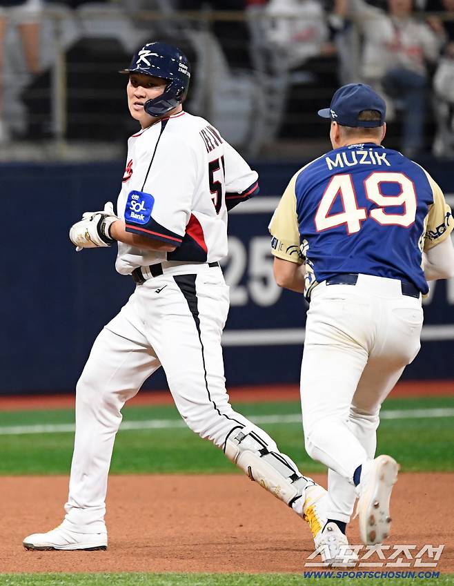 2025 K-BASEBALL SERIES 대한민국과 체코의 평가전이 8일 고척스카이돔에서 열렸다. 8회말 2사 1,2루 이재원이 적시타를 날린 뒤 런다운에 걸려 아웃되고 있다. 고척=박재만 기자 pjm@sportschosun.com/2025.11.08/