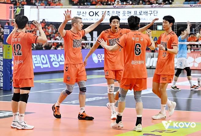 V리그 남자부 OK저축은행이 9일 역사적인 부산 홈 개막전을 성황리에 마쳤다. OK저축은행은 이날 부산 강서체육관에서 열린 진에어 2025~2026 V리그 대한항공과의 경기에서 4270석이 전석 매진된 가운데 세트스코어 0대3으로 패했다. 사진제공=KOVO