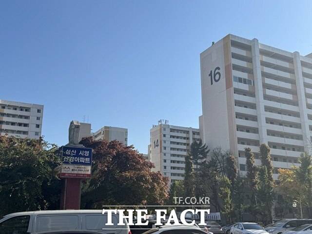 서울 마포구 성산시영 재건축 조합설립추진위원회는 지난 2일 조합 창립총회를 열고 조합장(김아영 추진위원장), 조합임원 선출 및 설계사(ANU컨소시엄)를 선정했다. /황준익 기자