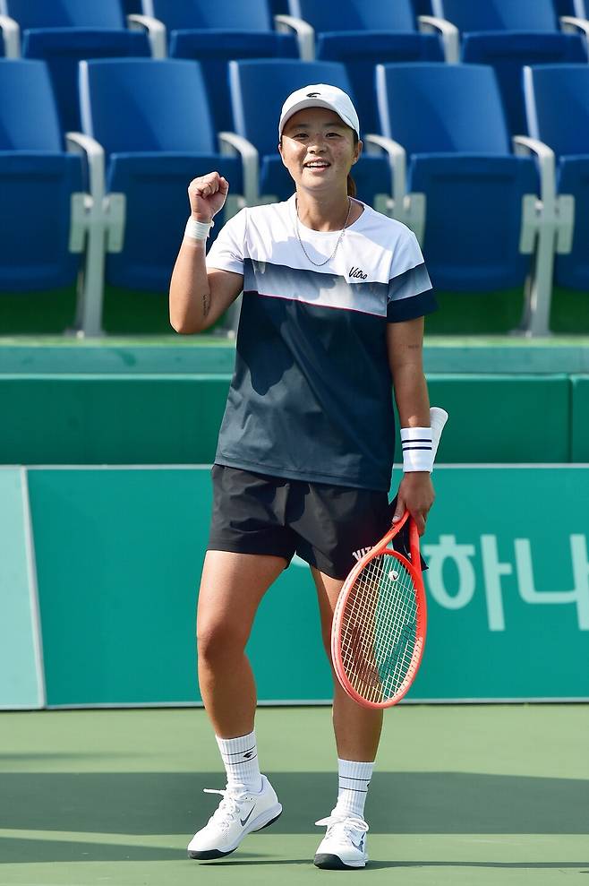 우승이 확정된 후 기뻐하는 김나리.
