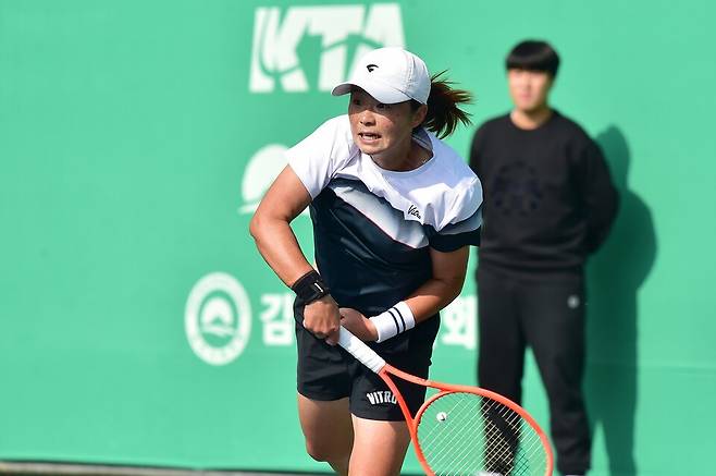 결승전에서 서브를 넣고 있는 김나리.