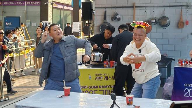 지난 7일 경상북도 구미시에서 열린 '2025 구미라면축제' 현장에서 면치기 선발대회에 참여한 참가자들이 장기자랑을 하고 있다. 사진=이환주 기자