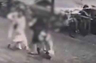 지난달 18일 인천 연수구 송도동에서 친구를 태우고 전동킥보드를 몰던 중학생(오른쪽)이 아이와 함께 걷던 30대 여성을 향해 돌진하고 있다. MBC뉴스 화면 캡처