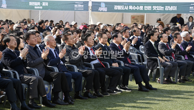 ▲ 제23회 춘천 시민의 날 기념행사가 7일 오후 춘천시청 앞 광장에서 육동한 춘천시장과 김진호 춘천시의장을 비롯해 한기호·허영 국회의원과 김진태 강원도지사, 김희철 도의원, 류영균 춘천시민회중앙회장, 경민현 강원도민일보 사장 등이 참석한 가운데 열렸다. 방도겸 기자