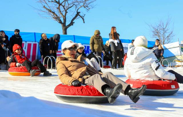 ▲ 사진은 2025년 산천어축제에서 방문객들이 얼음썰매를 즐기는 모습.