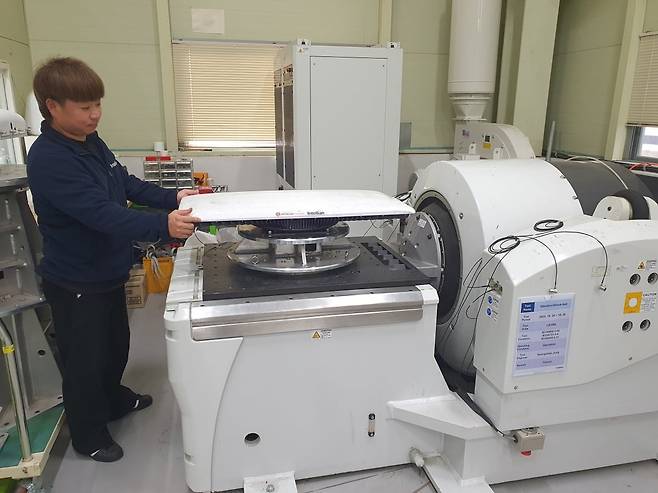 정승섭 사원이 제품 신뢰성 테스트를 하고 있다. 평택=윤현주 기자