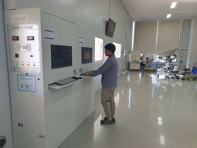 윤상지 사원이 안테나 번인 테스트(열환경 시험)를 하고 있다. 평택=윤현주 기자